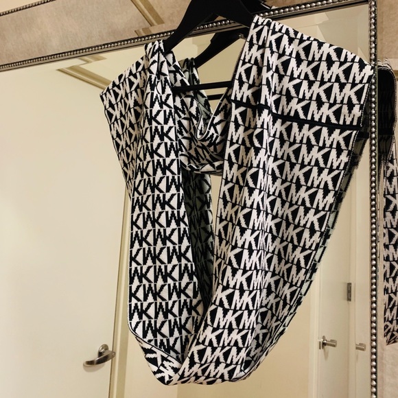 Michael Kors Infiniti Scarf - Picture 2 of 5
